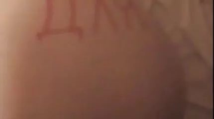 Amíg a srác nincs otthon, a erőszakos szex filmek lány lerántja a punciját és cum.