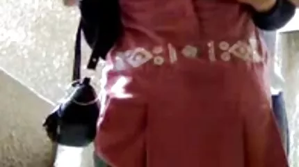 A pornósztár Angela White a mesteréhez könyörög erőszakos pornó filmek a fém rabszolgaságáért.
