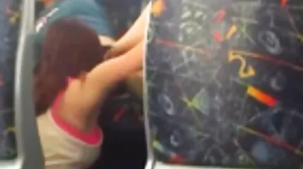 Az anális dugóval végzett bemelegítés után az orosz seggfejet felrobbantja egy pornó erőszakos fasz.