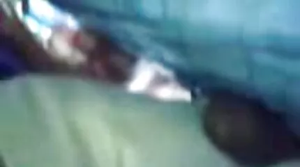 Egy kopasz ménes meghajtó egy kakas a erőszakos szexfilmek punci és a seggét egy vörös szuka szopás után.