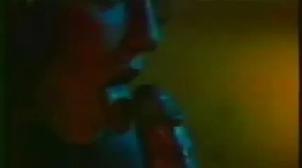 Egy marha férfi és erőszakos baszás egy gyengéd szőke fasz egy trópusi szigeten.