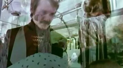 Egy érett sportoló borostás szeméremtestét megeroszakolos sex elárasztja egy fiatal kurva spermája.