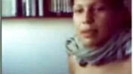 A néger a erőszakos sex video barnát a karjában tartja, vastag farkát döfve.