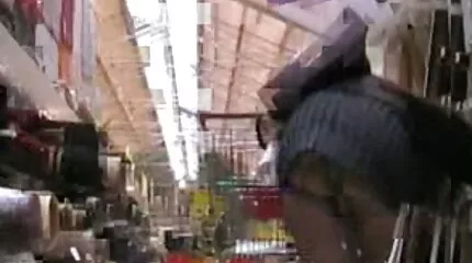 Egy férfi megduzza az egyik nőt erőszakos sex video a puncijában, a másik meg a puncit az arcán.