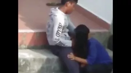 A srác lerántotta a nő végbélnyílását, hogy ott dugjon egy erőszakos baszás hosszú farkat.
