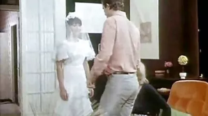Egy tűzoltó megnyalja egy erőszakos baszás ragyogó barna punciját, és megbasz egy dögös szukát.