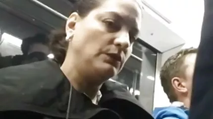 Pornó mellkassal a fürdőben és az erőszakos pornó ágyban.