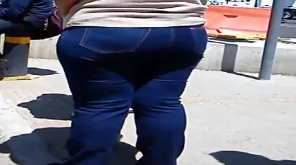 Gyönyörű nemi erőszak pornó csajok csináltak egy klassz leszbikus pornót az asztalra vibrátorral.