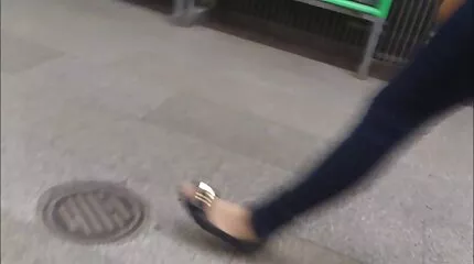 A női lábak szerelmese eroszakos sex kibaszott után nyalja a lábát, és rájuk nyal.