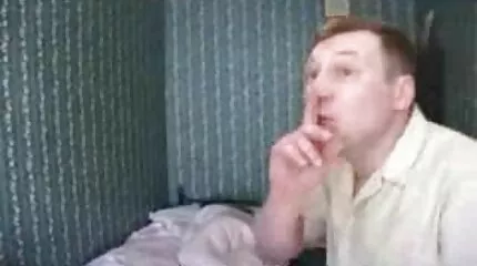 A srác a szőkét és a szexi barátnőjét rendre pornó erőszakos szamárba szúrta.
