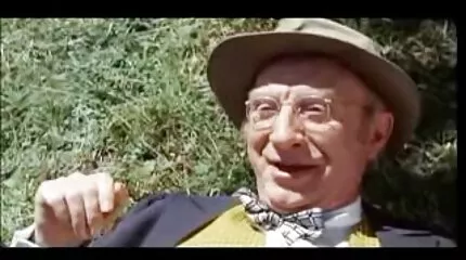 Izmos férfi eroszakos porno videok cums a busty szőke arcán, miután kibaszott.