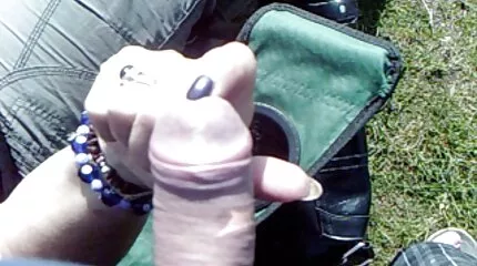 A néger megsimogatta erőszakos sex videok az alvó lányt, és elkezdett dugni a seggét.