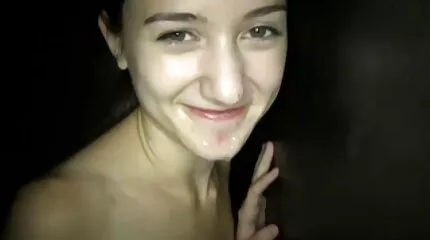 Orális bandarobbanás egy sovány erőszakos sex videok szukával az arcon cumshottal végződött.